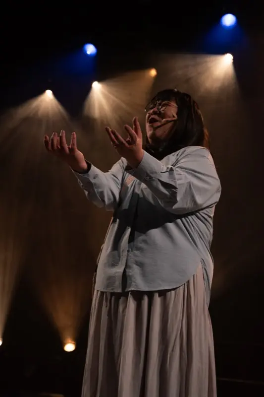 両手を掲げて熱唱する「清子と桃香」出演者